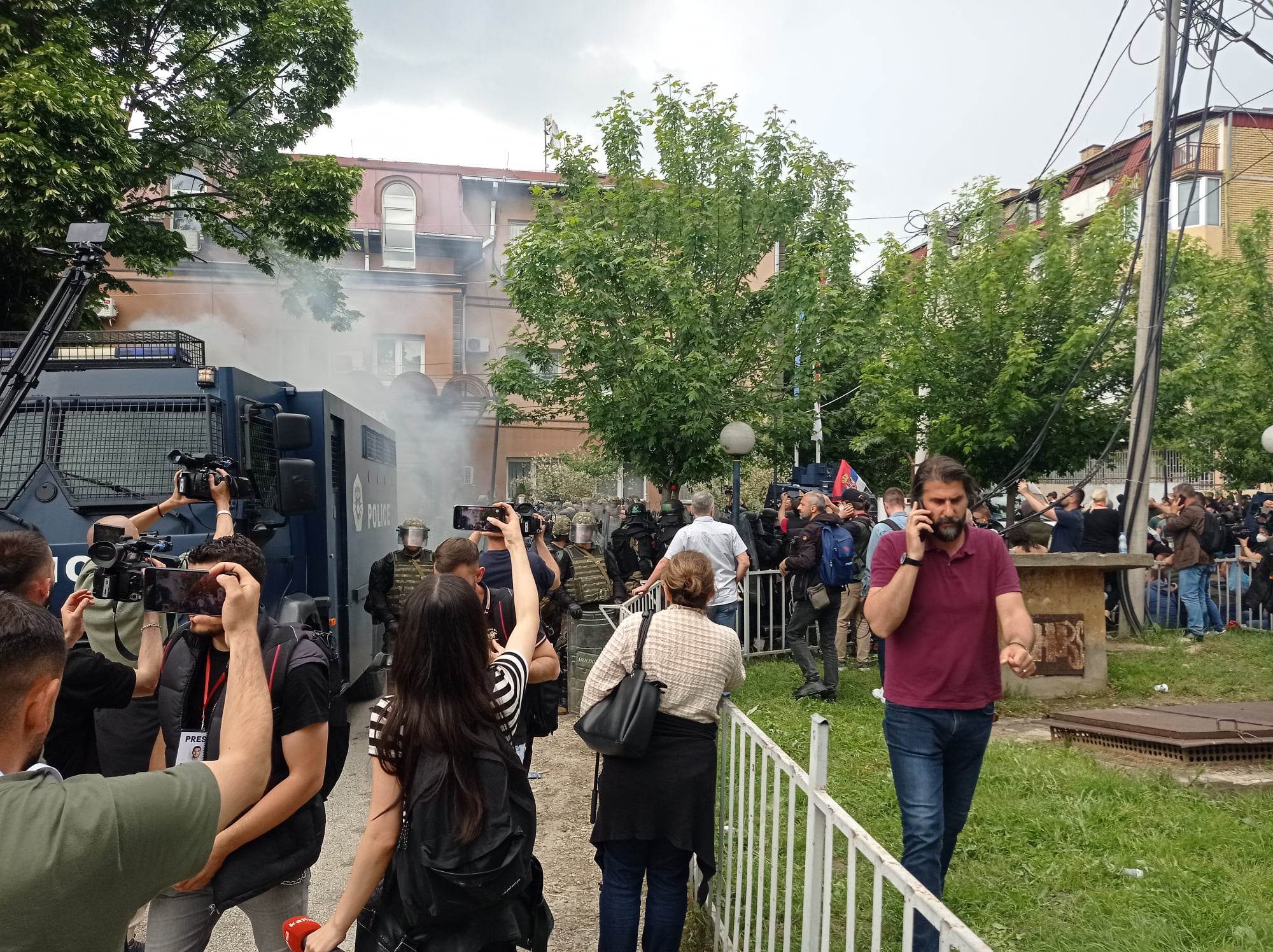 Косово: миротворцы НАТО возводят заграждения для защиты муниципалитетов от демонстрантов