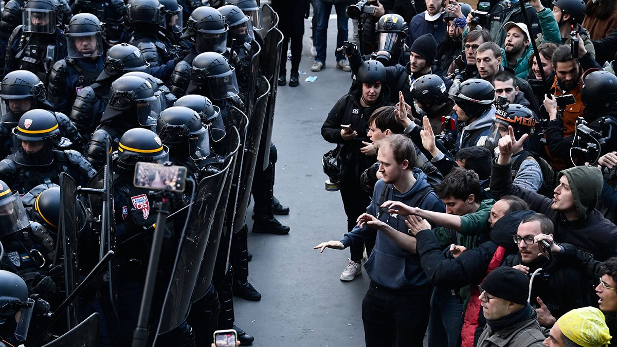В Париже вспыхнули беспорядки на акциях против пенсионной реформы