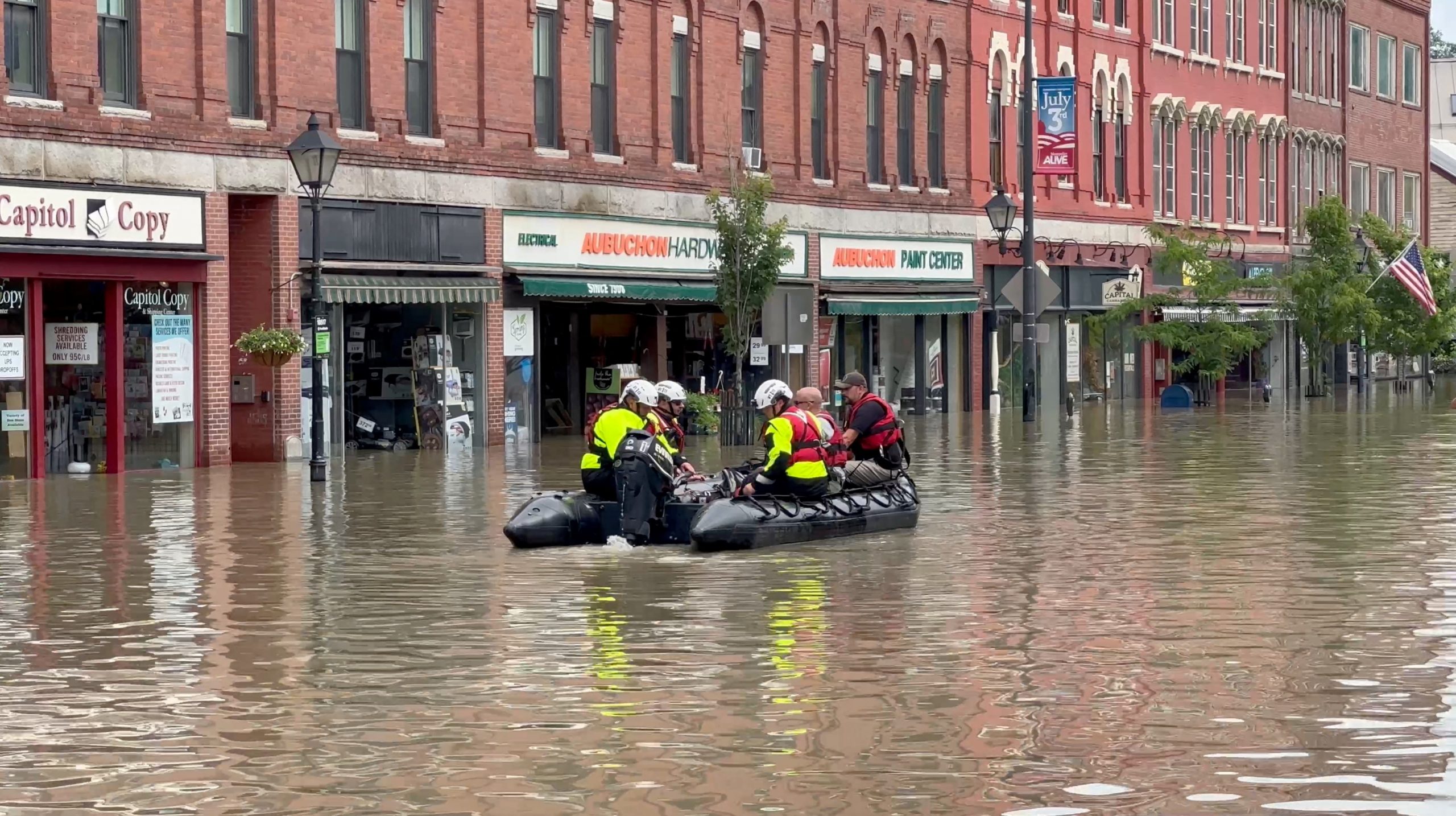 Катастрофическое наводнение затопило столицу штата Вермонт