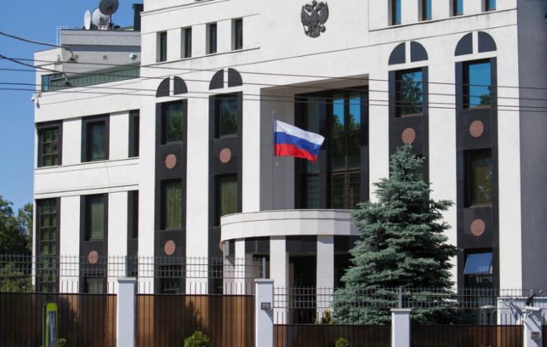 В российское посольство в Молдове врезался автомобиль
