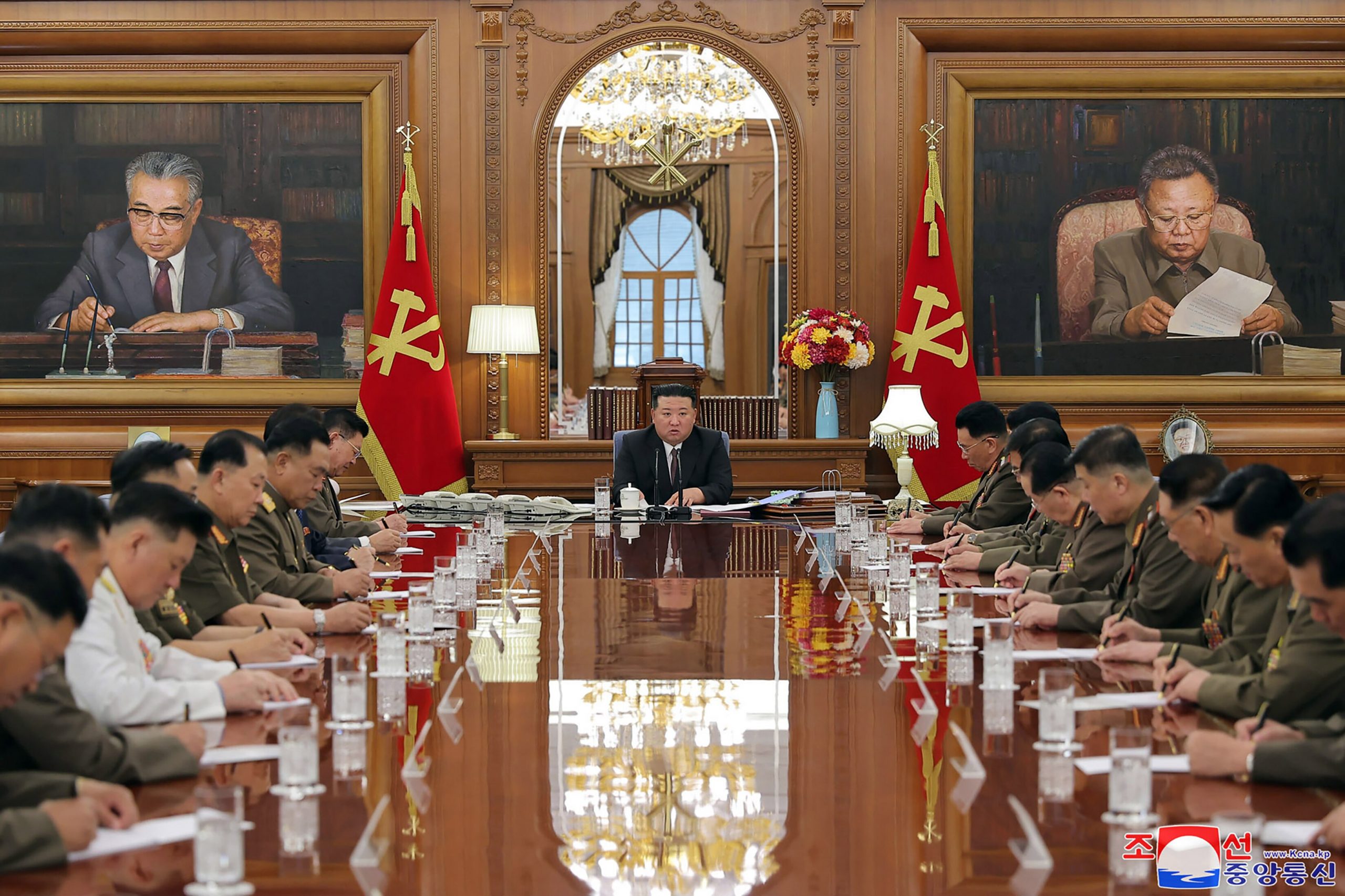 Ким Чен Ын приказал вооруженным силам ускорить подготовку к войне